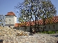 Slezskoostravský hrad - Hlavní věž s přilehlou budovou a kašnou